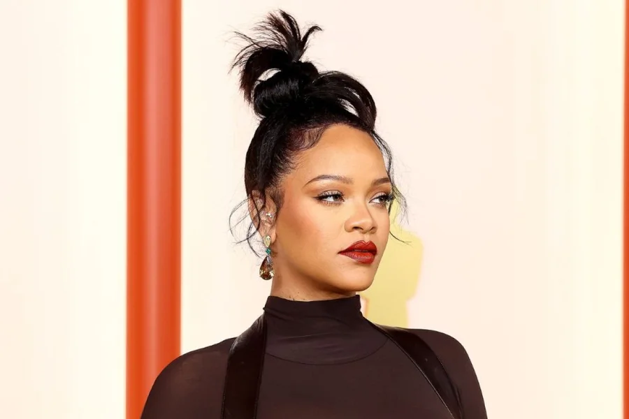 Rihanna Rompe o Silêncio: Cantora Detalha Ataque a Tiros Contra Sua Família e Reação Para Salvar os Filhos