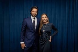 Patricia Abravanel surge sem aliança em meio a boatos de crise no casamento com Fábio Faria