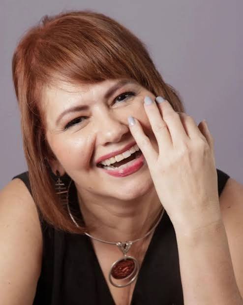 Aos 59 anos, a atriz Narjara Turetta enfrenta nova crise financeira e vende pertences pelo WhatsApp