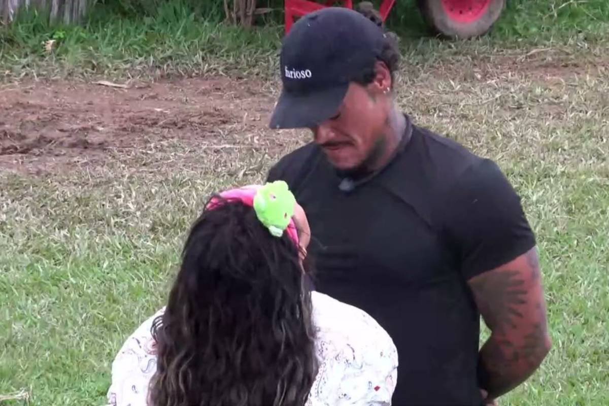 A Fazenda 18: Darlin e Murilo protagonizam discussão com troca de ofensas